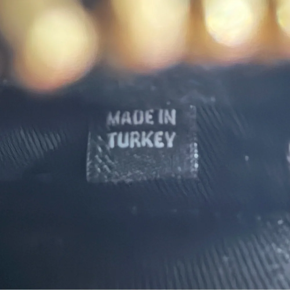 Cuyana Airpod Case Black Pebbled Leather Monogrammed J - Picture 10 of 11